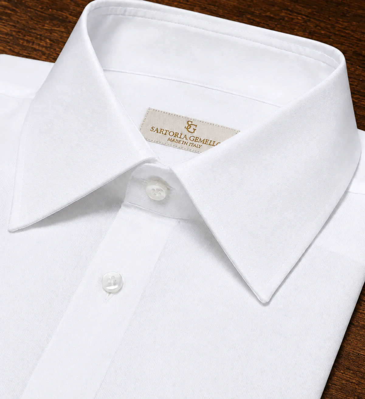 Camicia bianca: dettaglio del collo e dell’etichetta Sartoria Gemello