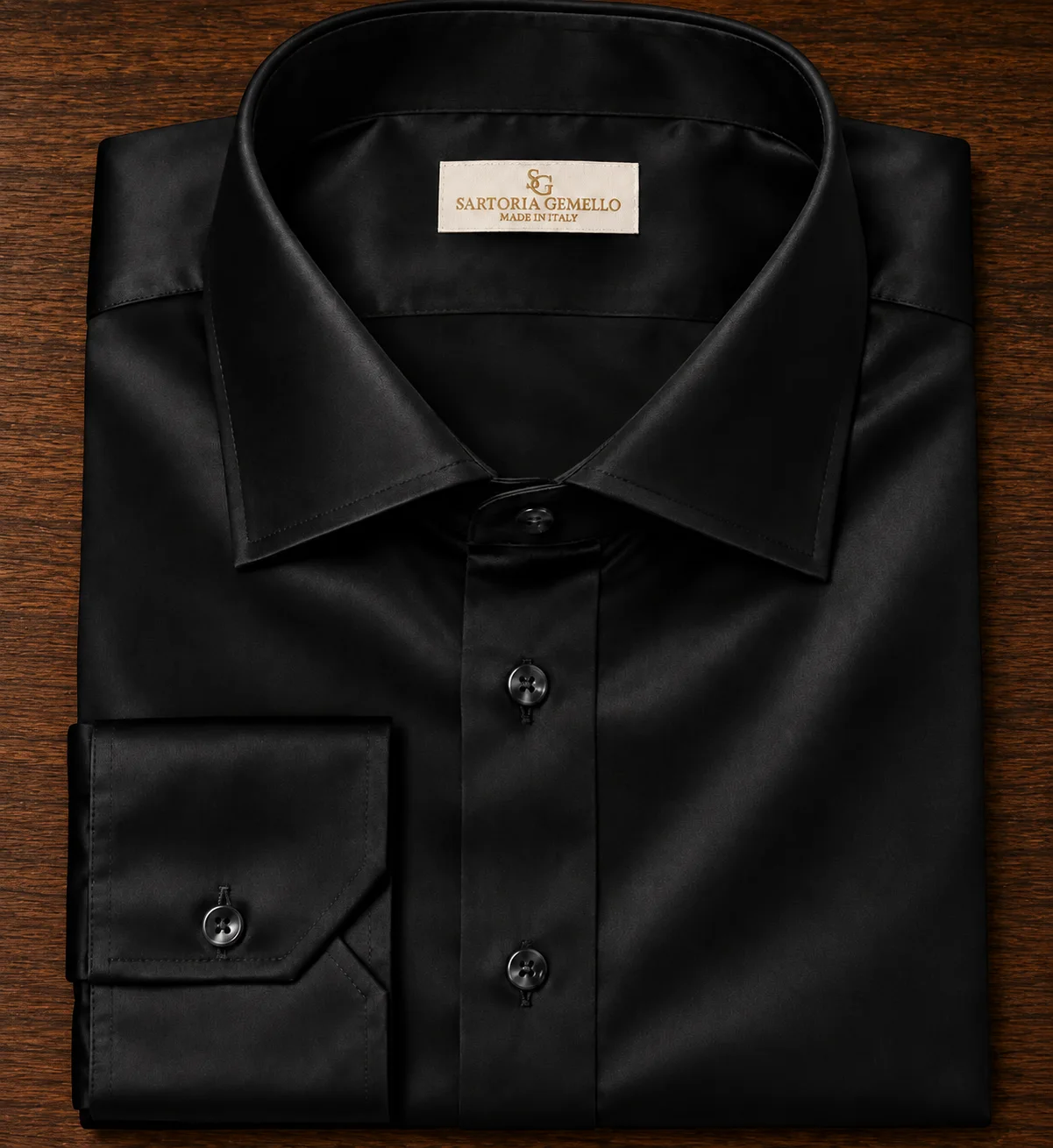 Camicia nera piegata, con collo e polso in vista
